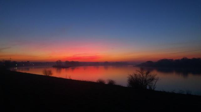 Morgenröte über Fluss