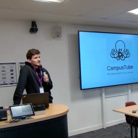 Lukas hält einen Vortrag zu CampusTube