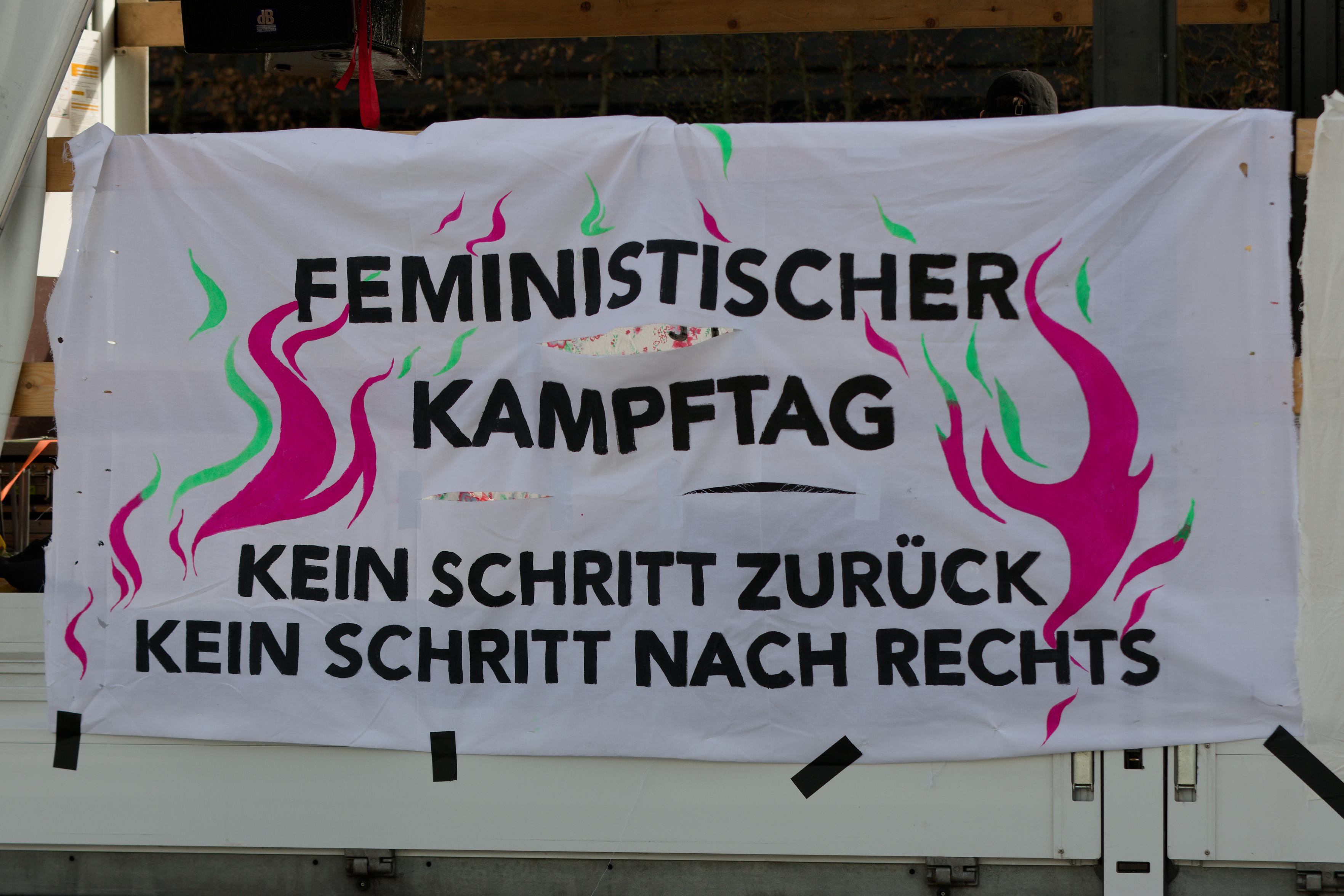 Transparent mit dem Text „Feministischer Kampftag. Kein Schritt zurück – kein Schritt nach rechts“.