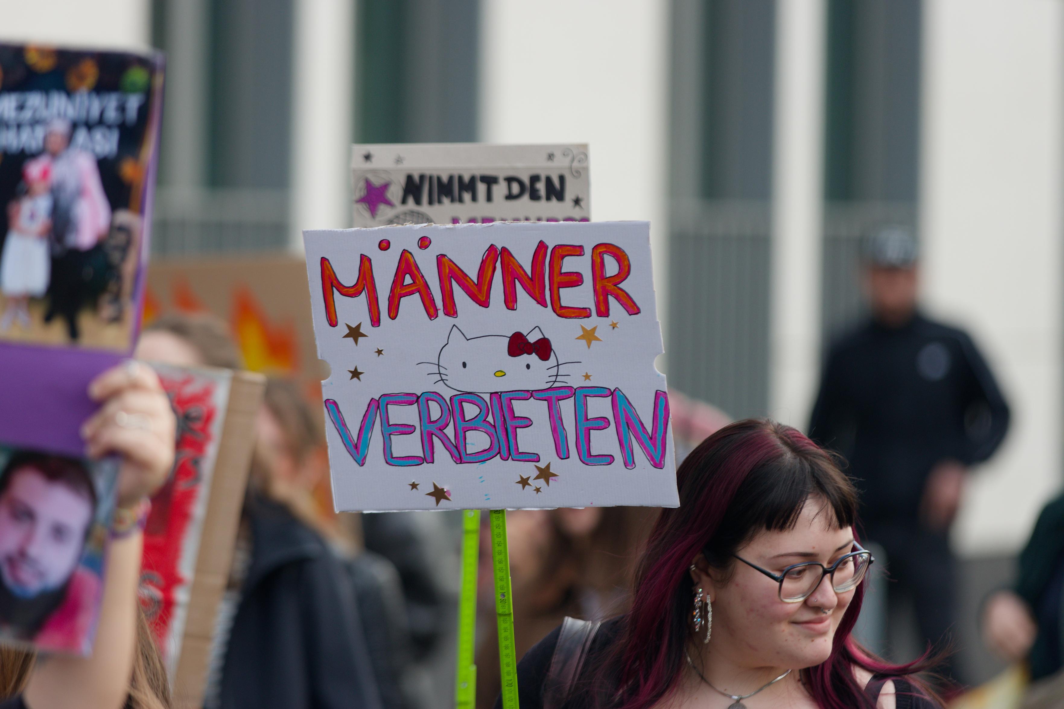 Schild mit dem Text „Männer verbieten“.
