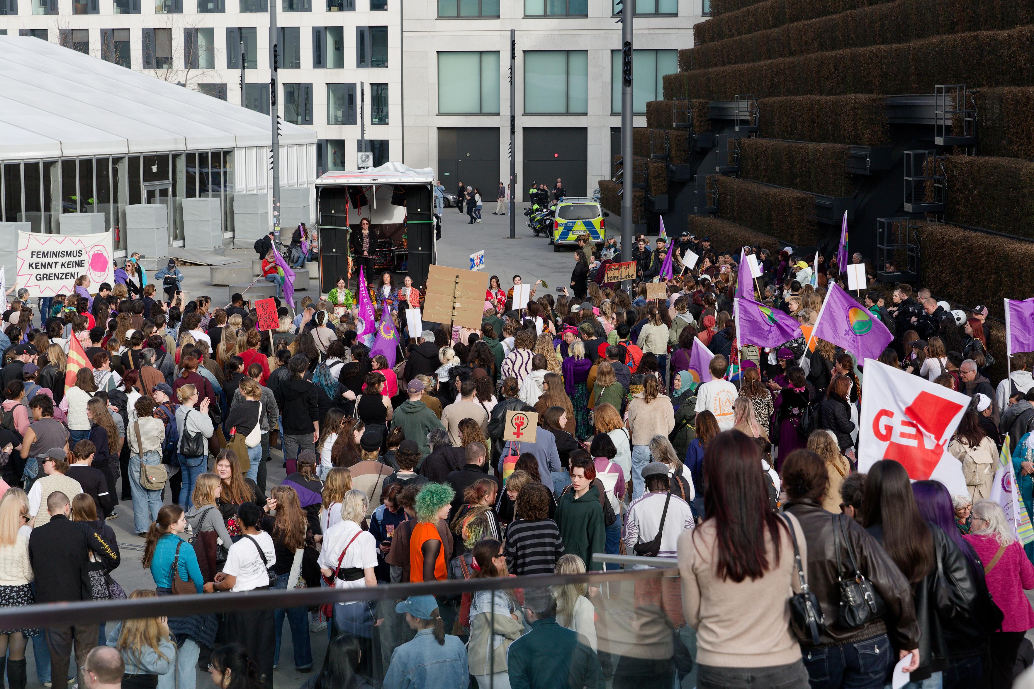 Teilnehmer*innen vor dem Lautsprecherwagen der Demonstration.