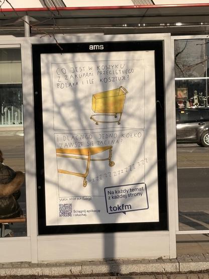 Anuncio en una marquesina de autobús de una nueva aplicación de noticias en Polonia. Habla con humor en dos viñetas del precio de la cesta de la compra y de por qué lo carros del super siempre tienen una rueda rota.