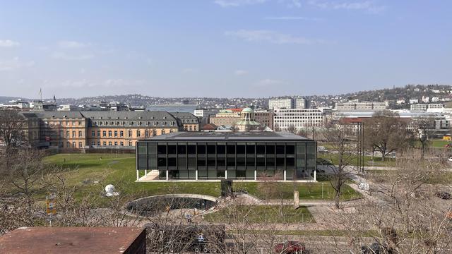Blick auf den Landtag BW von der Dachterrasse des gegenüber liegenden Haus der Abgeordneten.