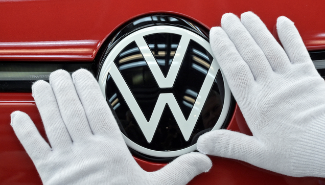Un tècnic neteja el logotip de VW durant la inspecció final del cotxe elèctric ID.3 del fabricant alemany de cotxes (Reuters/Matthias Rietschel (foto d'arxiu))