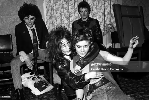 Les Slits Ă Chorlton
De gauche Ă droite : la bassiste Tessa Pollitt, la chanteuse Ari Up (Ariane Forster) et la batteuse Palmolive (Paloma Romero), membres du groupe punk The Slits, au pub The Oaks Ă Chorlton, Manchester, le 28 avril 1977.
(Photo : Kevin Cummins / Getty Images)
Frédéric Quennec, « Interview : The Slits », Thee Savage Beat, 13 janvier 2020. Interview initialement publiée dans Rock Hardy n°55 (été 2019).