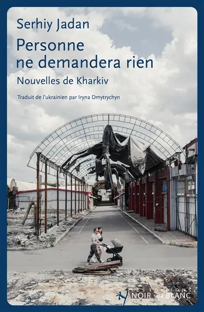 couverture du livre Personne ne demandera rien : nouvelles de Kharkiv
Auteur : Serhiy Jadan 

Recueil de nouvelles décrivant la transformation totale de la vie quotidienne des habitants de Kharkiv après le début de l'invasion russe. Autrefois musiciens, professeurs au chômage, mécaniciens ou consultants, ils sont désormais occupés à évacuer les survivants d'un quartier bombardé, à proposer un travail à un soldat blessé de retour du front ou encore à assister à l'enterrement d'un officier. 

Kharkiv, en 2022. « Les trams ne circulent plus depuis fin février. » Il y a parfois des moments de calme dans cette ville hantée par la guerre. Les gens se rencontrent dans les lieux encore intacts : le stade de foot, une église, un bureau dans un immeuble. Au fil des nouvelles qui forment ce recueil, le lecteur croise les destins de personnages très différents, qui étaient musiciens, professeurs ou consultants ; aujourd'hui, leur vie a basculé. Ils sont tous très occupés : ils évacuent les survivants d'un quartier bombardé ; proposent un travail à un soldat blessé de retour du front ; assistent à l'enterrement d'un commandant d'unité...

Chacune de ces nouvelles laisse une impression profonde. Serhiy Jadan parvient à exprimer la vulnérabilité ressentie par les habitants de la ville, ainsi que les changements radicaux imposés à la vie quotidienne dans ce contexte de guerre. La mort est omniprésente, mais l'espoir demeure, et les relations humaines deviennent encore plus précieuses.