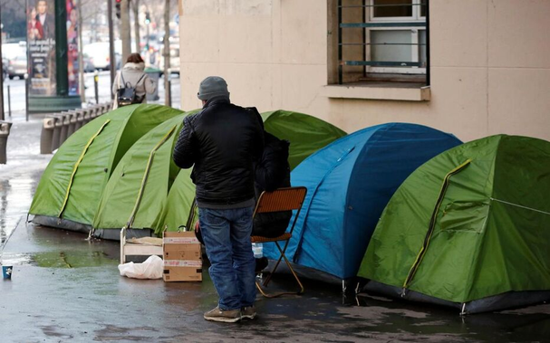 Une décision de justice ou un arrêté préfectoral sont normalement nécessaires pour demander à une personne SDF de quitter un endroit. Des règles qui seraient régulièrement outrepassées.