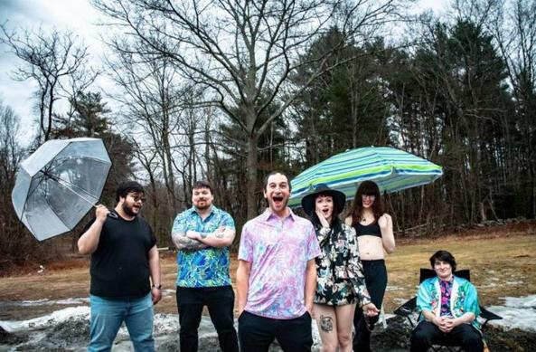 Crippling Alcoholism est un groupe basĂ© Ă Boston qui n'a pas peur d'explorer les coins sombres de la psychĂ© humaine et des tabous sociĂ©taux. Leur musique mĂ©lange le bruit gothique rock, le post-punk et le rock expĂ©rimental, s'inspirant d'artistes tels que Scott Walker, Lee Hazlewood, Leonard Cohen, Swans, Nick Cave et Daughters de fin d'Ăšre. Le groupe se concentre sur les albums concept qui racontent les histoires de personnages et de situations troublants. Par exemple, With Love From A Padded Room (2024) dĂ©peint les expĂ©riences de prisonniers en isolement, tandis que Camgirl (2025) se concentre sur une jeune femme aux prises avec un traumatisme et cherchant du rĂ©confort dans des fantasmes sombres. Crippling Alcoholism est connu pour leur son brut et leurs paroles intenses, abordant souvent des thĂšmes tels que la santĂ© mentale, la dĂ©pendance et les questions sociales. Leur musique nâest pas seulement une expĂ©rience auditive, mais un voyage Ă©motionnel et intellectuel dans les profondeurs obscures de lâexistence humaine. Le groupe nâa pas peur dâexpĂ©rimenter et de repousser les limites des genres, gagnant lâattention des auditeurs Ă la recherche de quelque chose dâinhabituel, stimulant et profondĂ©ment immersif.
Interview de Crippling Alcoholism Ă propos de leur nouvel album Camgirl, par EmilyâŻBellino pour Decibel Magazine, publiĂ©e le 22âŻseptembreâŻ2025.