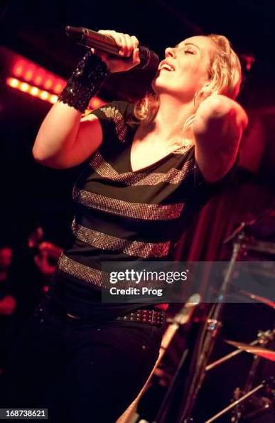 Anneke Van Giersbergen en concert au Borderline
LONDRES, ROYAUME-UNI â 19 SEPTEMBRE : La musicienne nĂ©erlandaise de rock alternatif Anneke Van Giersbergen se produit en concert sur scĂšne au Borderline Ă Londres, le 19 septembre 2012. (Photo par Kevin Nixon/Prog Magazine/Future via Getty Images/Future via Getty Images)