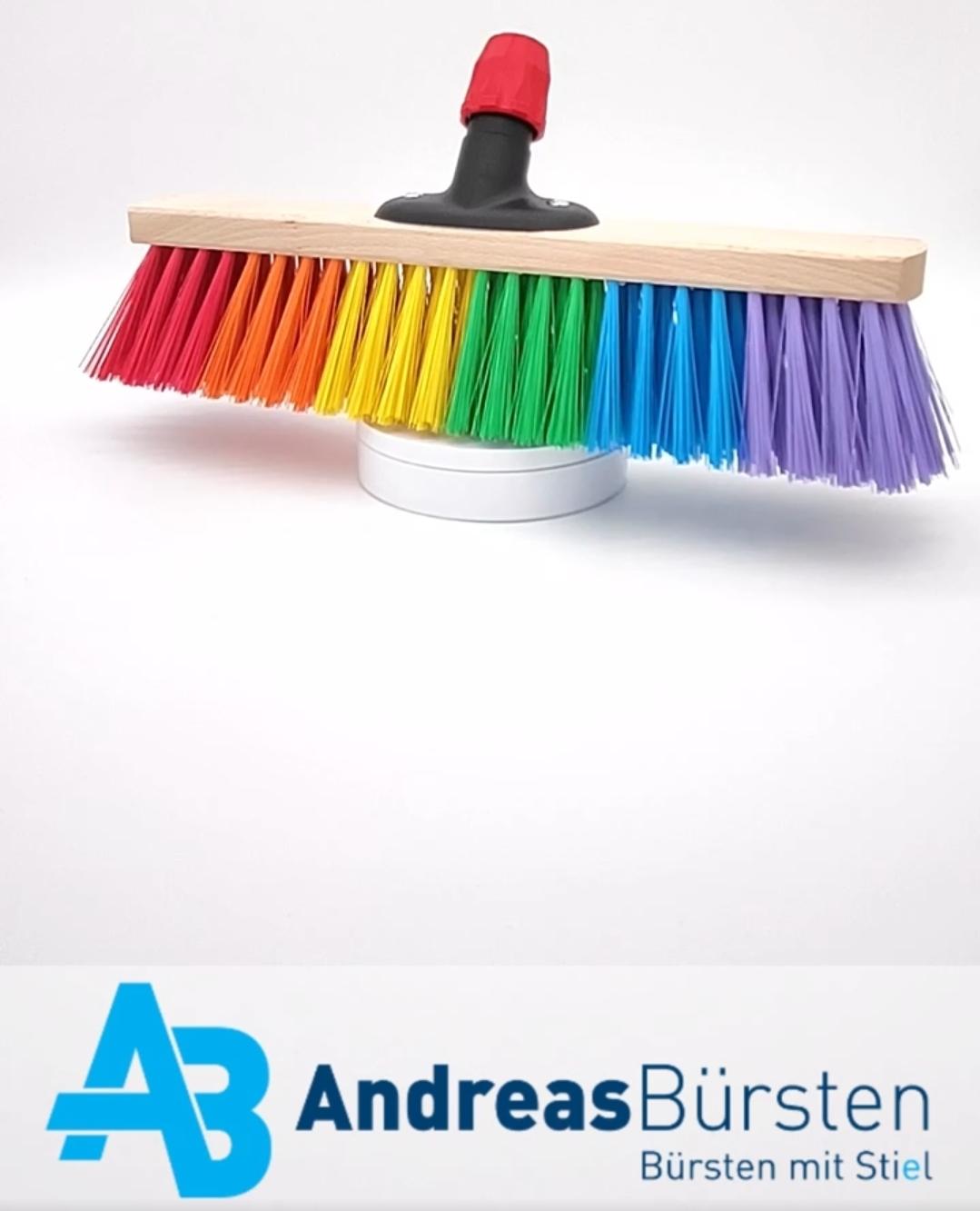 Bunter Besen in Regenbogenfarben