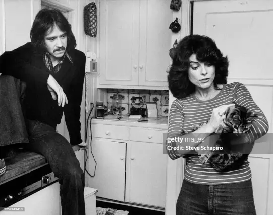 Vue du couple amĂ©ricain mariĂ©, le rĂ©alisateur John Carpenter et lâactrice Adrienne Barbeau, cette derniĂšre tenant un chat, dans leur cuisine Ă Los Angeles, California, le 21 mars 1979.
(Photo par Steve Schapiro / Corbis via Getty Images)