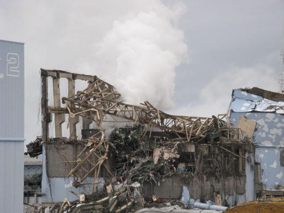 Kernkraftwerk Fukushima Daiichi, Block 4 nach der Explosion
Autor: 資源エネルギー庁ウェブサイト, https://www.enecho.meti.go.jp/about/linksto_thissite/
Lizenz: CC BY 4.0