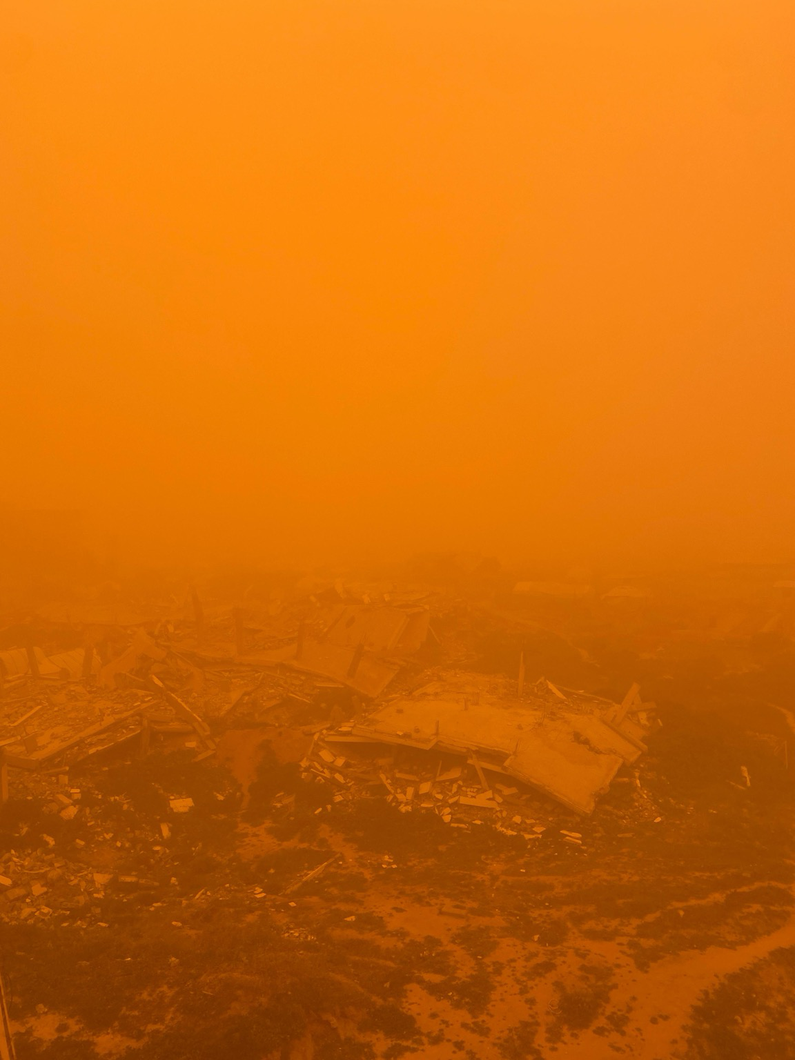 A strong sandstorm is hitting the area. Many tents have been blown away, and palm trees have fallen onto the tents of displaced people, causing injuries to some of them.