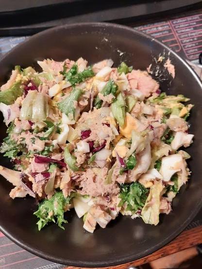 Eine Bowl mit Thunfisch-Eier-Salat