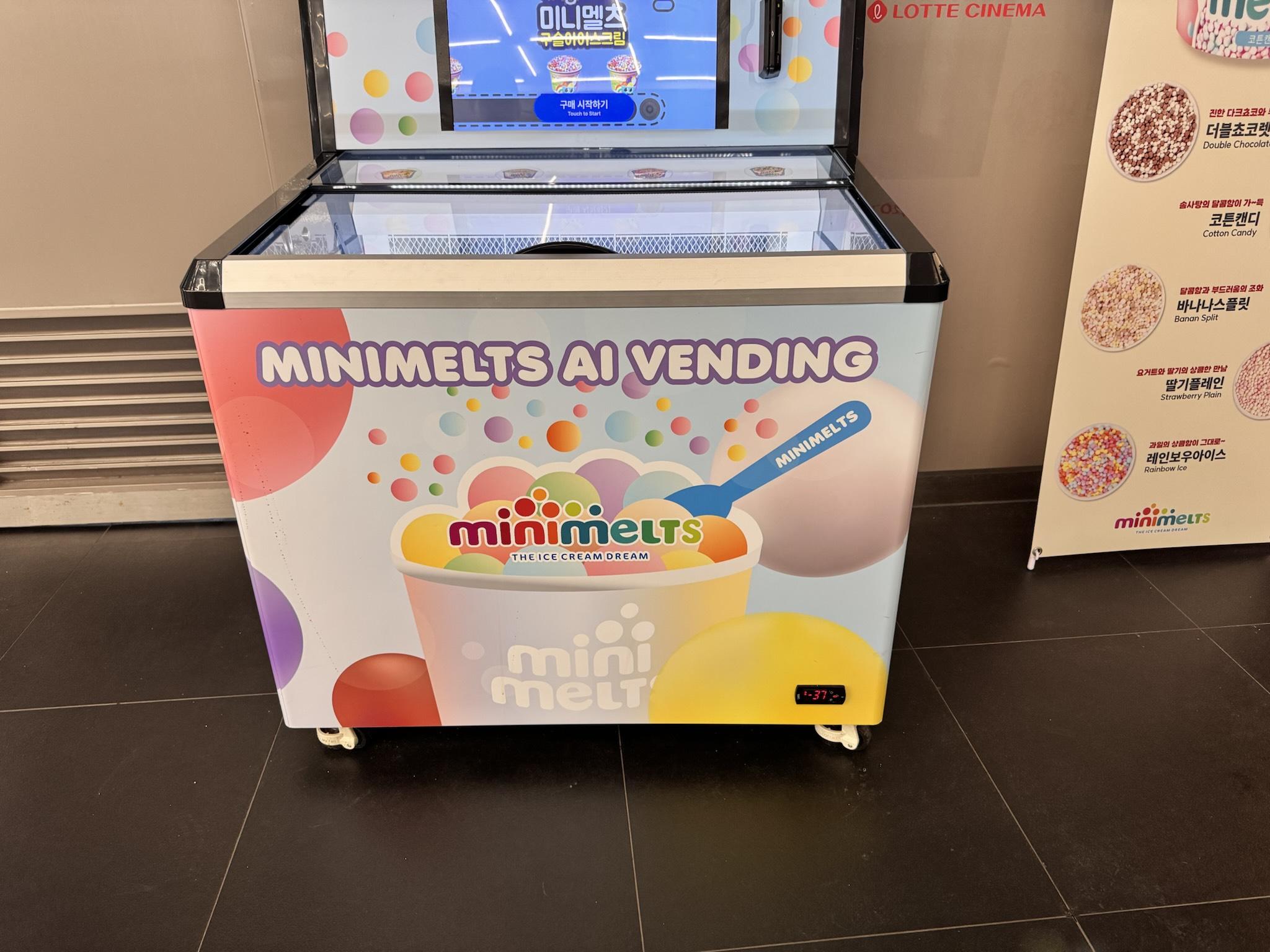구슬 아이스크림 자동판매기 전면에 MINIMELTS AI VENDING 이라 쓰여있다.