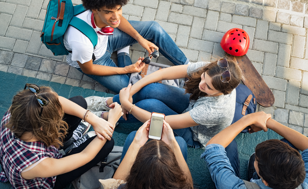 Un grup de joves xerra a la sortida de l'institut (iStock / Ridofranz)