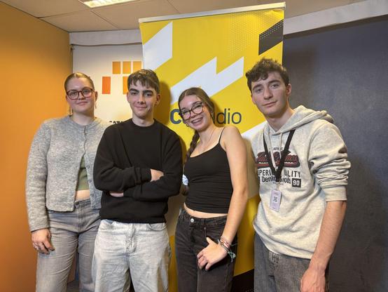 La Laura, l'Èlia, el Martí i el Nil, quatre estudiants de 4t d'ESO i 1r i 2n de batxillerat a la tertúlia de "L'ofici d'educar" (3CatInfo)