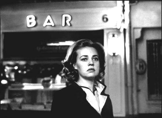 Un orage sur Paris, Jeanne Moreau qui erre dans la nuit Ă la recherche de son homme... et la trompette de Miles Davis qui se glisse dans les bruits de la ville. Ascenseur pour l'Ăchafaud. © Getty - Sunset Boulevard
https://philharmoniedeparis.fr/fr/magazine/perspectives/marguerite-duras-et-la-musique