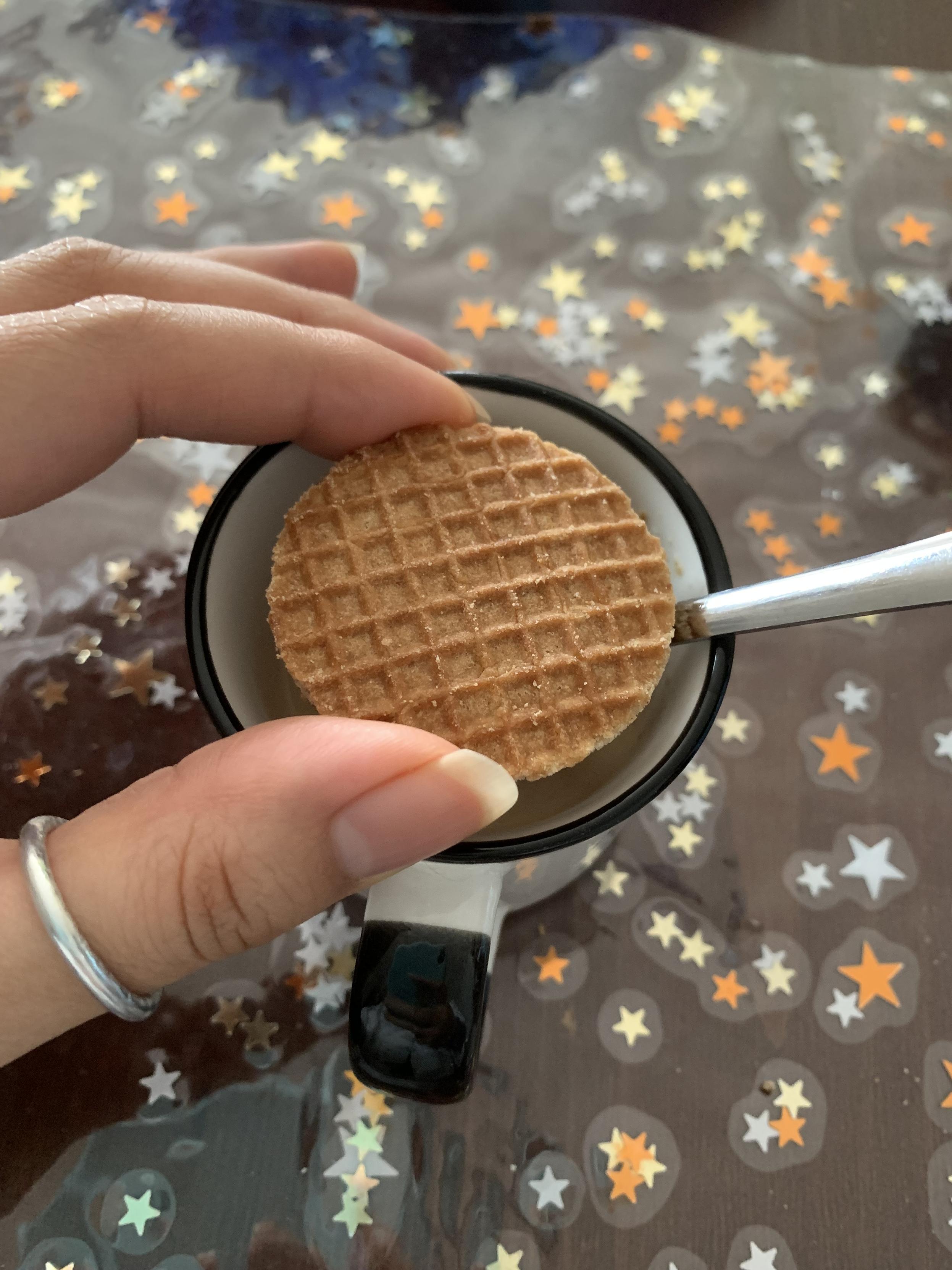 stroopwafel with a width less than a cup