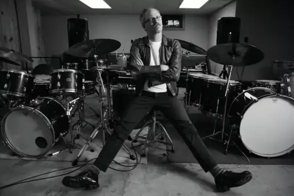 Blake Fleming, batteur du groupe de rock culte Dazzling Killmen, et membre fondateur de The Mars Volta, laurĂ©at dâun Grammy Award, tiendra une clinique de batterie gratuite et ouverte au public, samedi. Non seulement Fleming est connu pour avoir créé des piĂšces de batterie innovantes et crĂ©atives pour des groupes tels que The Mars Volta, Laddio Bolocko et Dazzling Killmen, mais il enseigne Ă©galement en privĂ© depuis 30 ans.
Pour Le Telegraph
Nathan Woodside. âOriginaire d'Alton, le batteur de Mars Volta Blake Fleming offre une clinique gratuite, des performances.â The Telegraph, 17 juillet 2017.