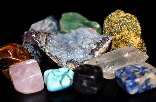 A photo of several differently coloured gemstones and semi-precious stones. The photo was taken by Brett Hondow for Pixabay.