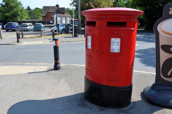 Postbox in Burghfield Common, West Berkshire. PostboxMap.co.uk