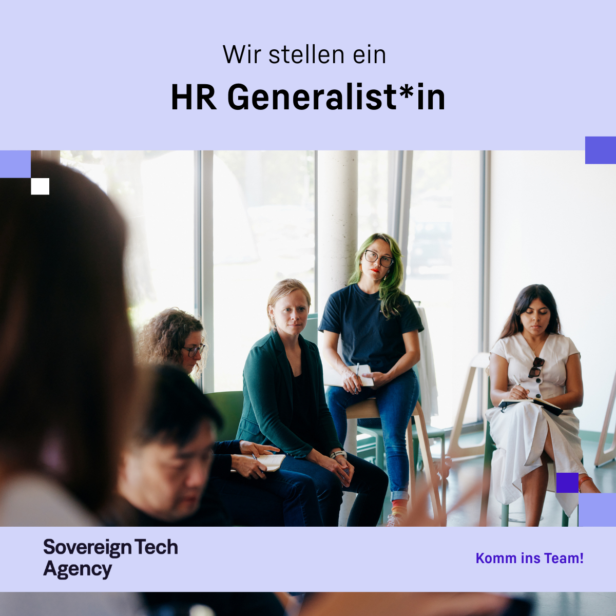 Rekrutierungsbanner der Sovereign Tech Agency mit der Aufschrift „Wir stellen ein - HR Generalist*in“ über einem Foto einer Gruppe von Menschen in einer Workshop Situation; unten das Logo der Sovereign Tech Agency und „Komm ins Team!“