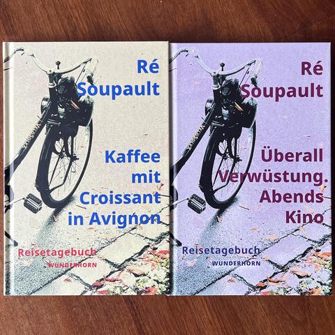 Titelbilder der beiden Reiseberichte "Kaffee mit Croissant in Avignon" und "Überall Verwüstung. Abends Kino." von Ré Soupault. Beide Bücher zeigen das selbe Motiv: ein Stück Rahmen, Lenker und Vorderrad mit Hilfsmotor eines VéloSoleX, das an einem Straßenrand steht. Der Bericht aus Avignon hat über das gesamte Bild einen ganz leichten Ockerton unterlegt, der Bericht durch Süddeutschland ist in leichtem Fliederton gehalten.