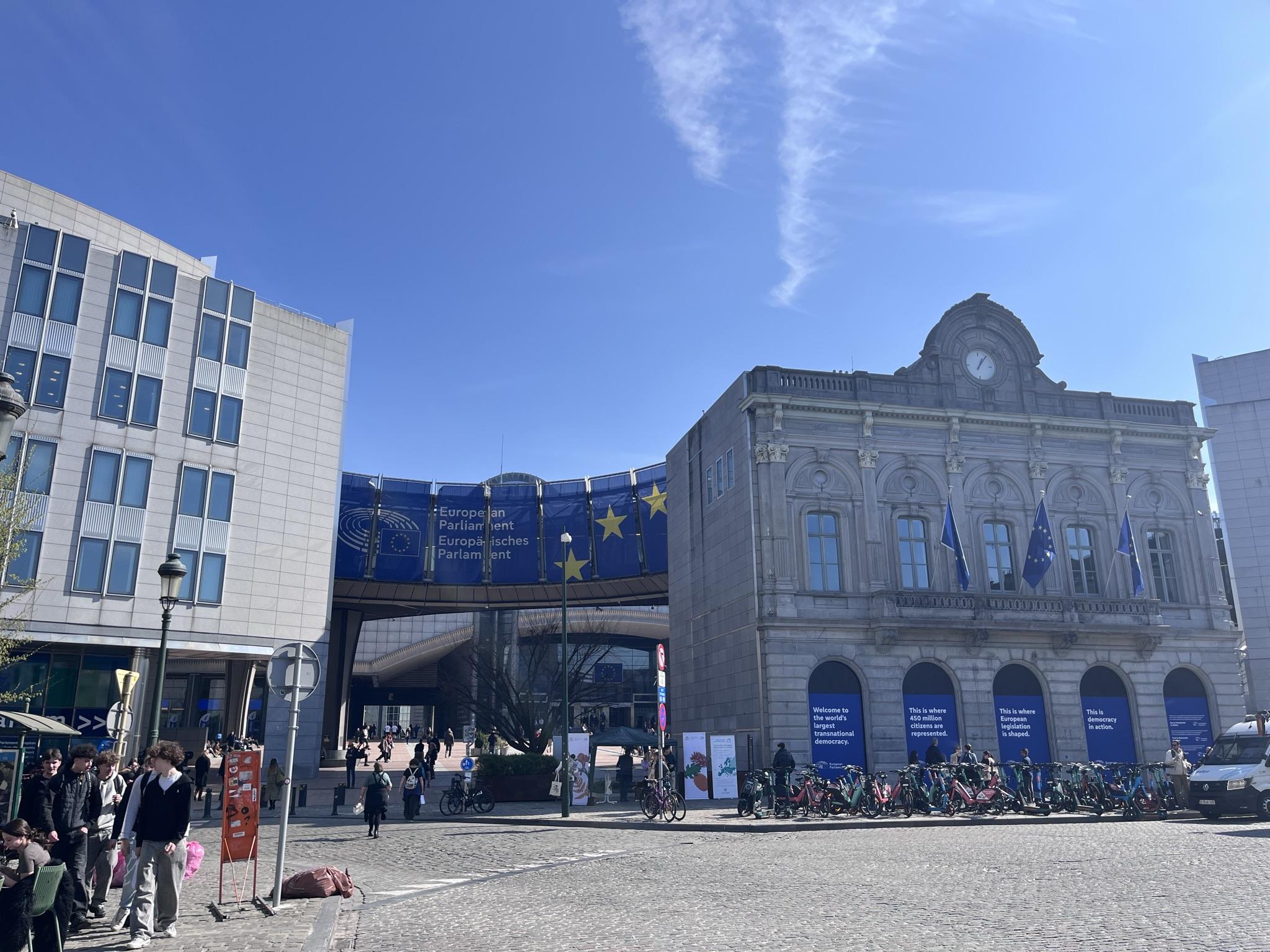 The image shows a view of the European Parliament in Bruxelles.