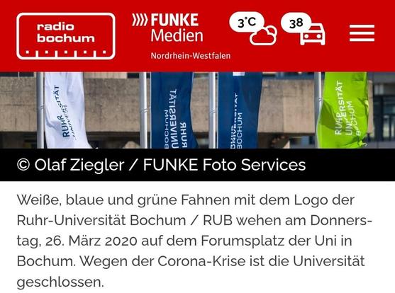 Weiße, blaue und grüne Fahnen mit dem Logo der Ruhr-Universität Bochum / RUB wehen am Donnerstag, 26. März 2020 auf dem Forumsplatz der Uni in Bochum. Wegen der Corona-Krise ist die Universität geschlossen. 