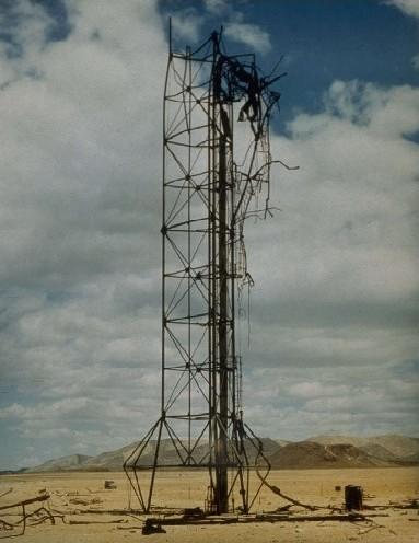 Der verstümmelte Turm für den Ruth-Test. Die Explosion konnte den Testturm nicht dem Erdboden gleichmachen, sondern beschädigte ihn nur geringfügig.
Autor: By US government - Operation Upshot Knothole, Nuclear Weapon Archive
Lizenz: Public domain