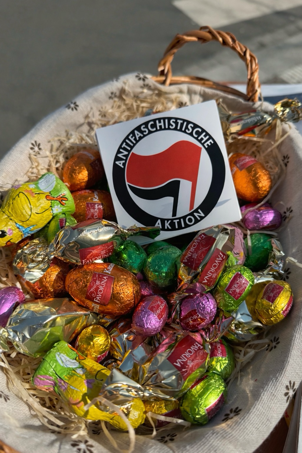 Ein Körbchen mit Süßigkeiten und Ostereiern sowie einem Aufkleber antifaschistische Aktion