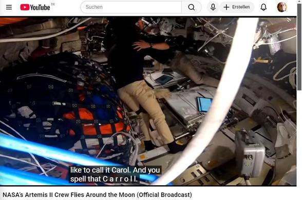 Screenshot des Nasa-Videos, Innenansicht des Raumschiffs, Crew umarmt sich in Schwerelosigkeit.