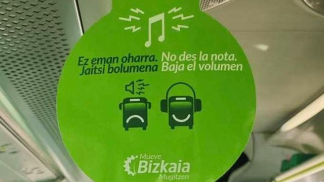 Bizkaibuseko kartel bat non gastelaniaz idatzita dago "No des la nota. Baja el volumen." eta euskaraz "Ez eman oharra. Jaitsi bolumena.".