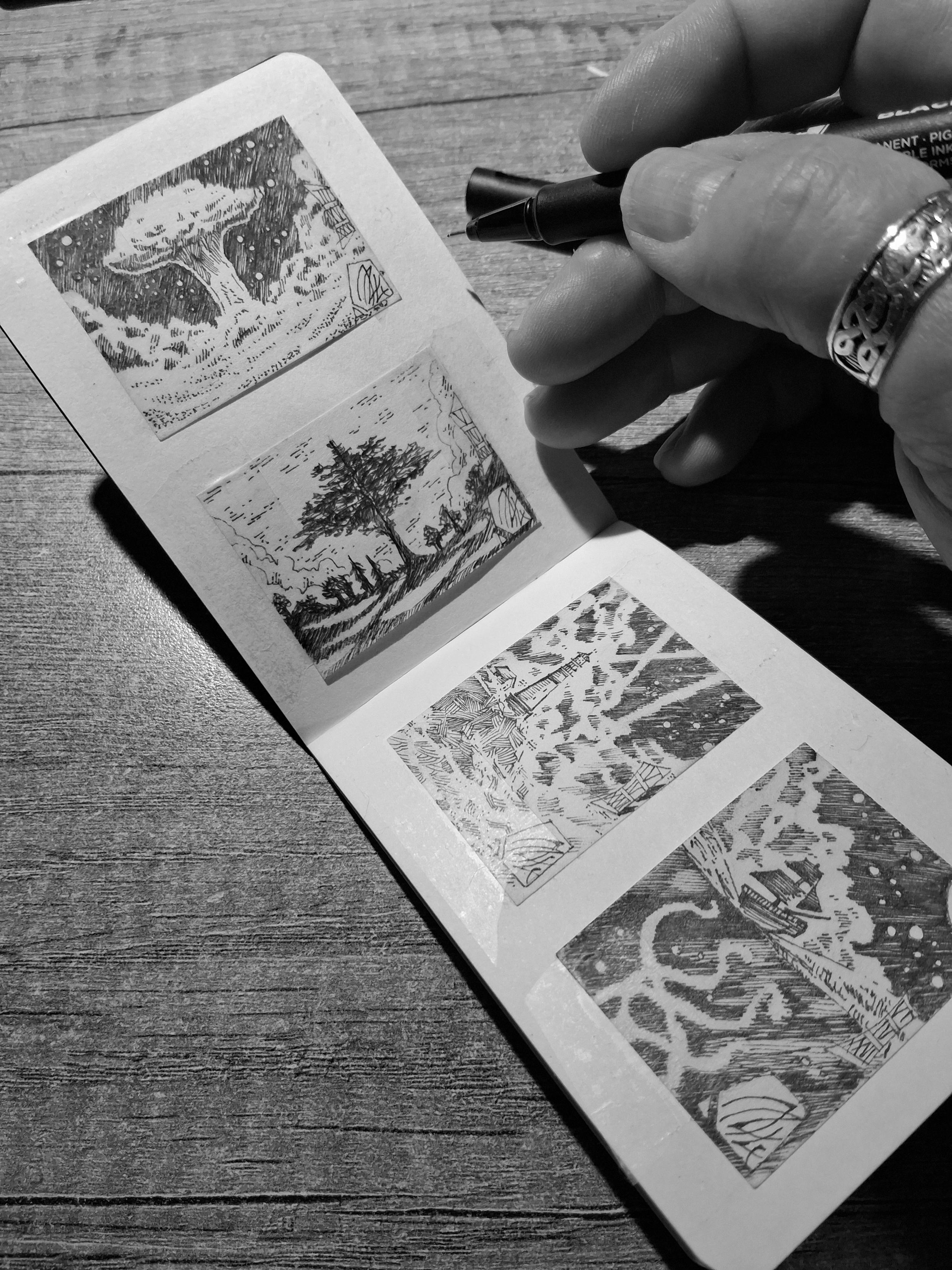 Dessin sur 4 tous petits post-it collés sur une double pages d'un carnet. Sur l'un est dessiné un champignon atomique sous le ciel étoilé. Un autre un arbre géant en ombres chinoises entouré d'autres plus petits. Sur les autres un phare en bord de mer, sous les nuages et les étoiles. De grands rais de lumière transpercent le ciel nocturne ainsi qu'un voilier navigant sous la pleine lune, des tentacules menaçants remontant du fond de la mer