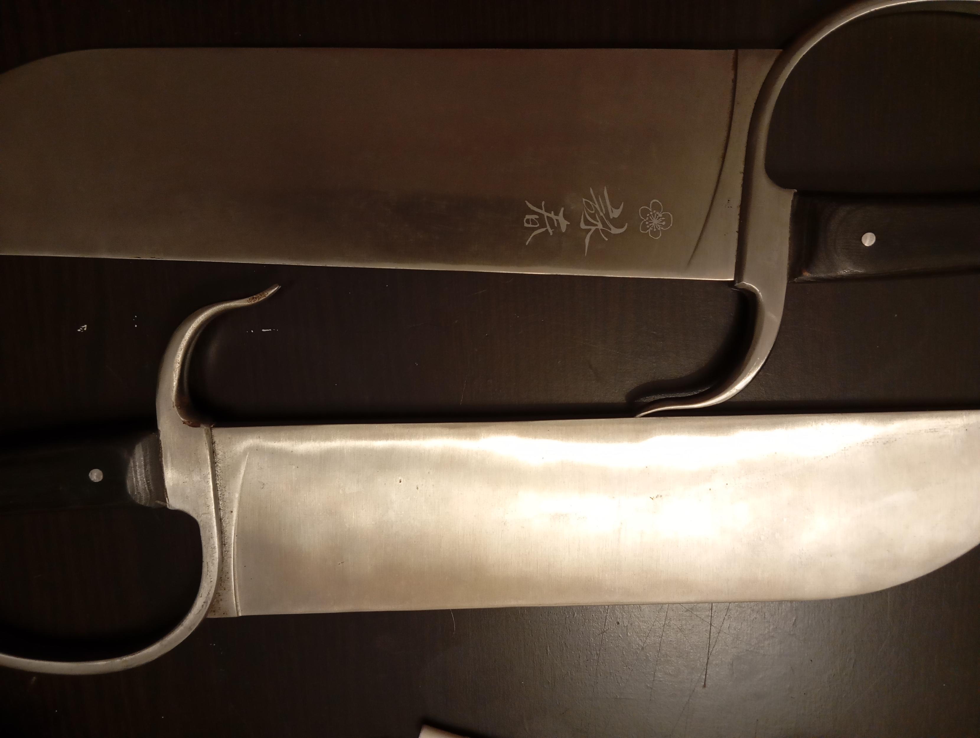 Baat Jaam Dao. Butterfly knives.
30cm blade, 5mm thick, and 13cm handle. With a rounded D guard for trapping, rotations and additional attack method. Stylised traditional Chinese writting engraved on the top blade, Wing Chun.