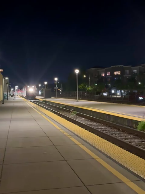 Video of the northbound Amtrak Coast Starlight pulling into Oakland Jack London Square station.