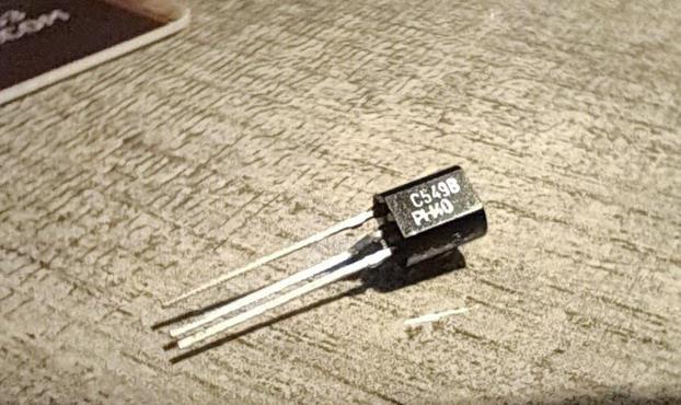 BC549B transistori puupintaisella pöydällä. 