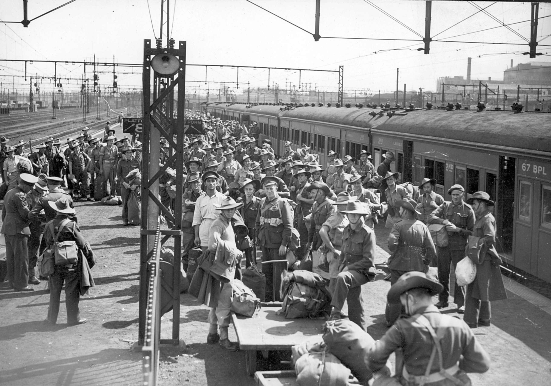 Soldiers on the platform at Spencer Street station. A train is waiting on platform 7. Picture source: https://handle.slv.vic.gov.au/10381/178880