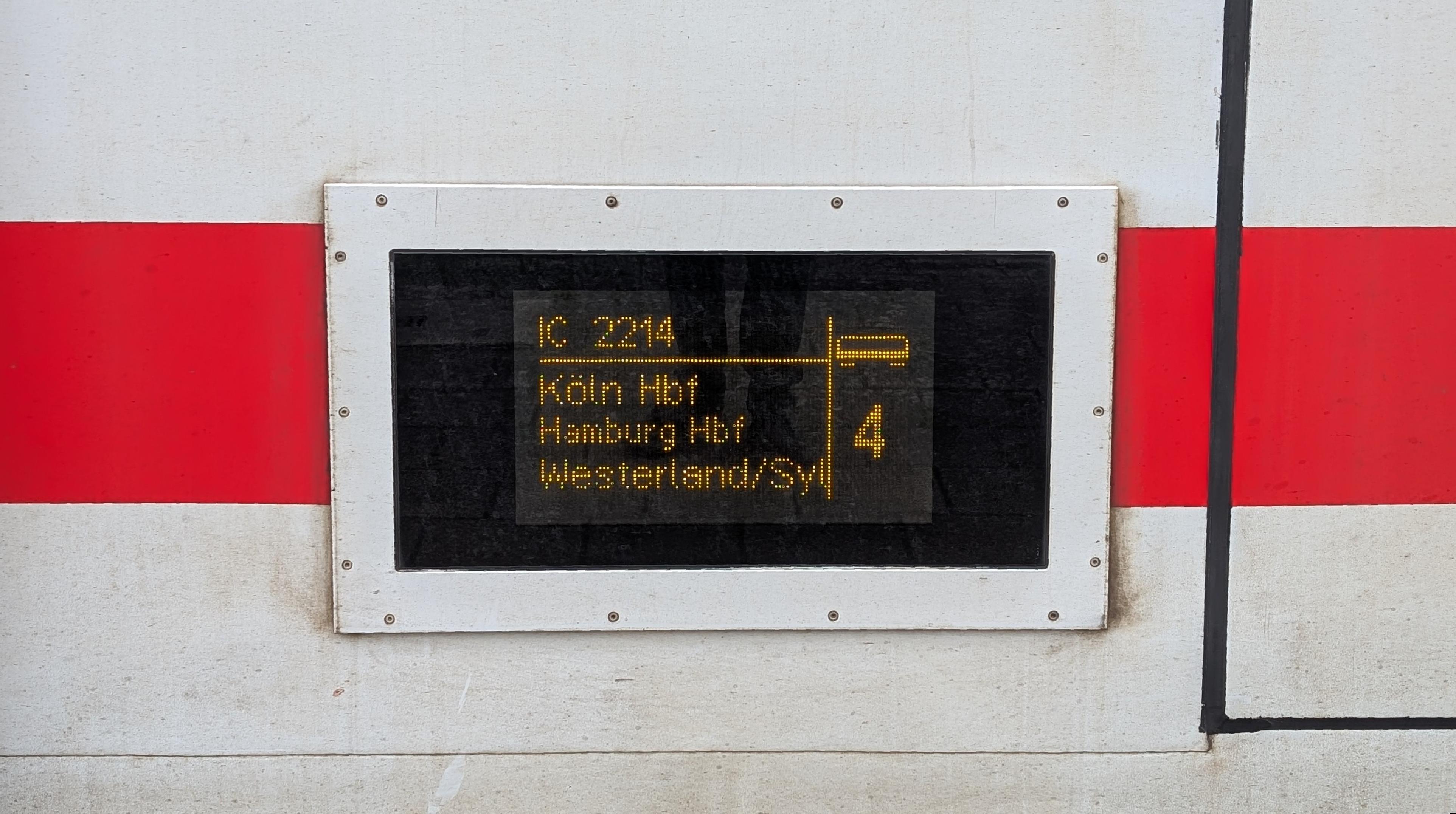 Exterior display on coach 4, IC 2214,  Köln Hbf Hamburg Hbf Westerland (Sylt)