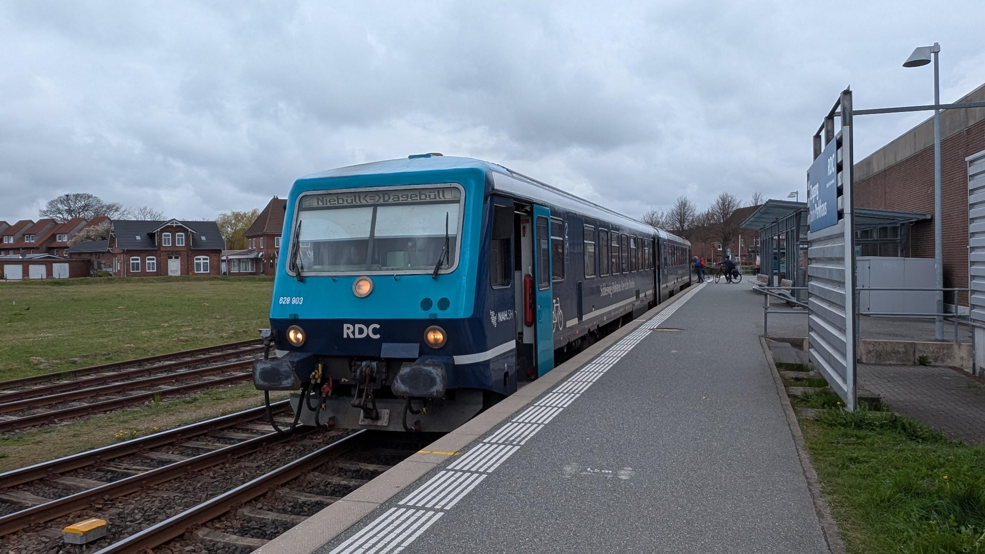 An RDC Class 628 DMU at Niebüll NEG, open doors, one platform, two other tracks behind the train