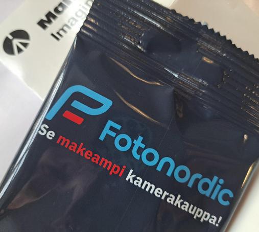 Sininen "Fotonordic Se makeampi kamerakauppa!" karkkipussi.
Alla Manfrotto käyttöohje.