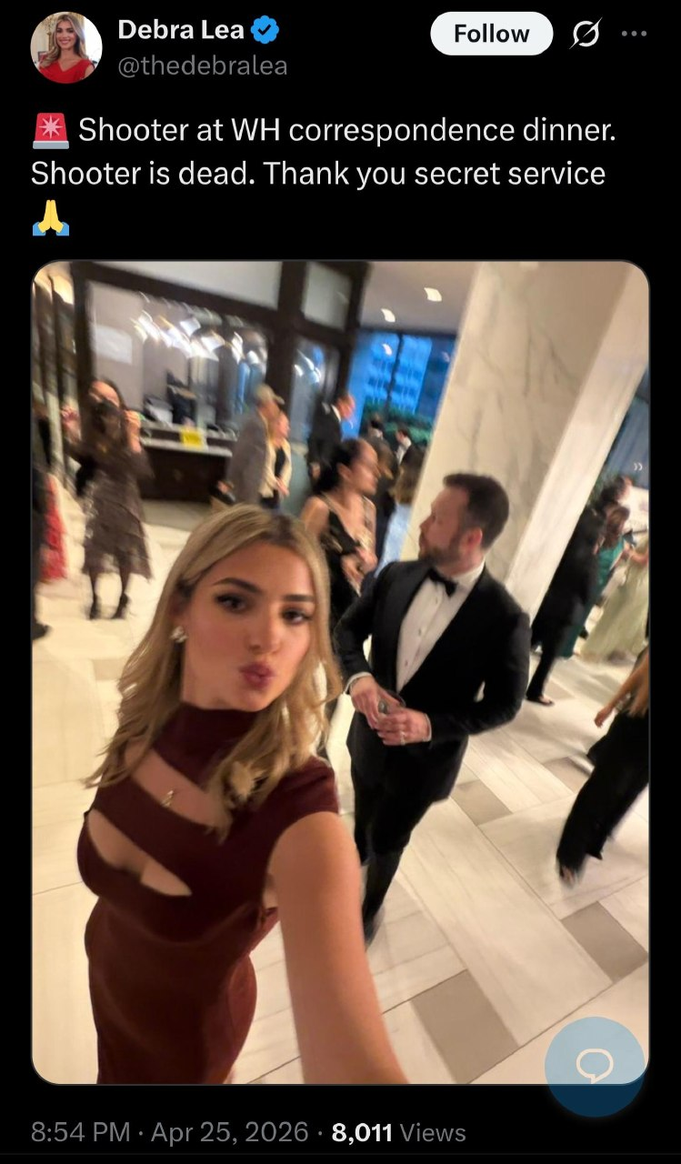 captura de un xhittuit en el que aparece en primera plana mujer joven ataviada de gala para un evento festivo nocturno haciéndose un selfie en actitud molona y tras ella se ve a gente deambulando por el hall de un hotel ataviados también con ropa de gala para disfrutar de tal evento

enel resto del sxhituit se puede ver el nombre la persona que realiza el xshituit y el mensaje

emoji de sirena tirador en la cena de corresponsales en Washington. Tirador está muerto. Gracias servico secreto y un emoji de gracias