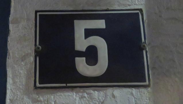 Hausnummer des Club Voltaire in Frankfurt am Main: Kleine Hochstraße 5