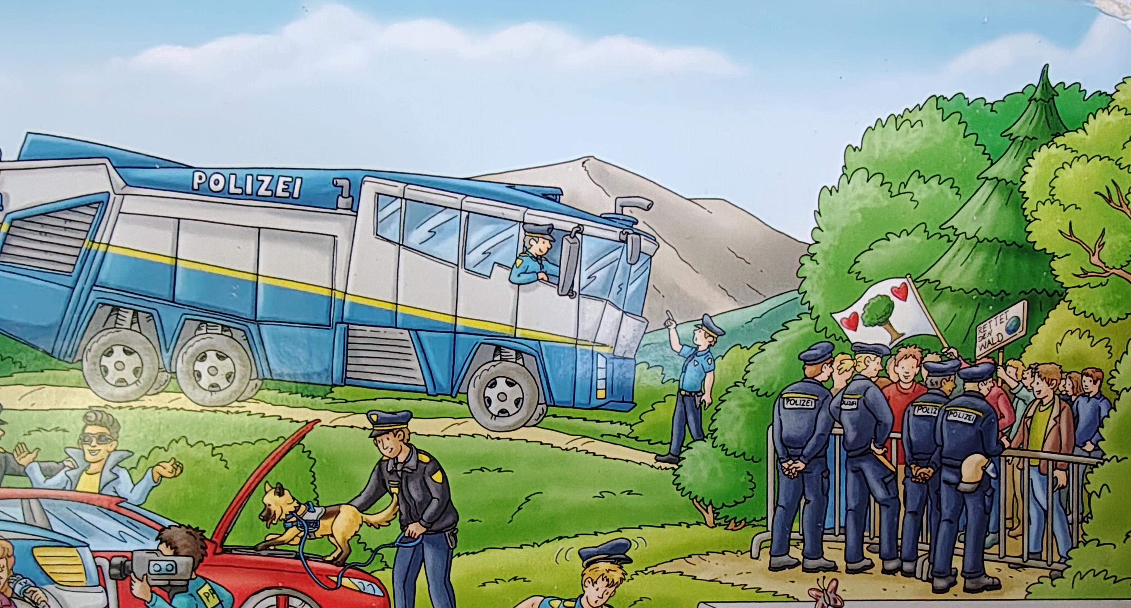 Bild aus einem Wimmelbuch zum Thema Polizei vom Polizeieinsatz bei einer Demo. Rechts Demonstranten im Wald. Auf Bannern sind Herzen und Bäume zu sehen. Davor Hamburger Gitter und Polizeibeamte.
Links unten wird ein Auto mit einem Polizeihund durchsucht. Davor steht ein Reporterteam. 
Hinten mittig ein Wasserwerfer mit lächelndem Fahrer auf dem Weg zur Waldbesetzung.