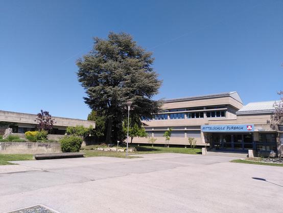 Mittelschule Purbach, 1968-1970 von Matthias Szauer & Gottfried Fickl errichtet, das schöne Flachdach wurde leider nachträglich verschandelt. Siehe https://www.sosbrutalism.org/cms/19773201