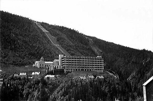 Wasserkraftwerk Vemork mit Schwerwasserproduktionsgebäude (1935)
Autor: Anders Beer Wilse - Galleri Nor Tilvekstnummer: NF.WF 00570 Internnr: NBR9204:00618
Lizenz: Public Domain
