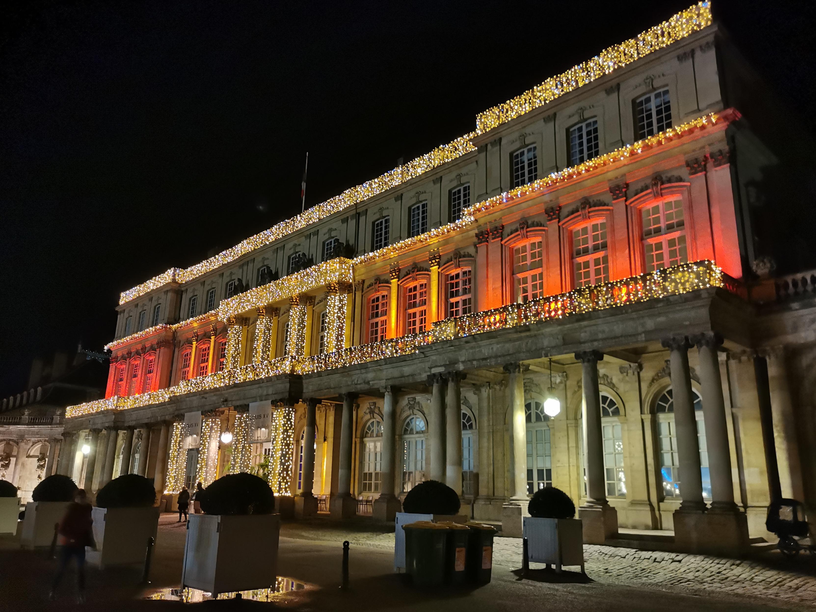 Palais du Gouvernement à Nancy, à l'architecture remarquable rehaussée par des éclairages et installations lumineuses en soirée lors des fêtes de la saint Nicolas.