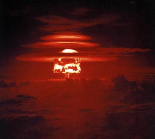 Castle Yankee Fusionswaffentest im Bikini Atoll.
Autor: Federal Government of the United States. - sonicbomb.com
Lizenz: Public Domain