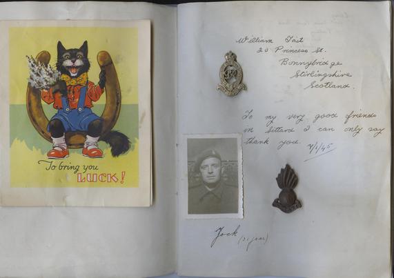 Twee insignes (?), een kerstkaart met een geklede kat erop, een geschreven boodschap van een Schotse soldaat en een foto van een andere.